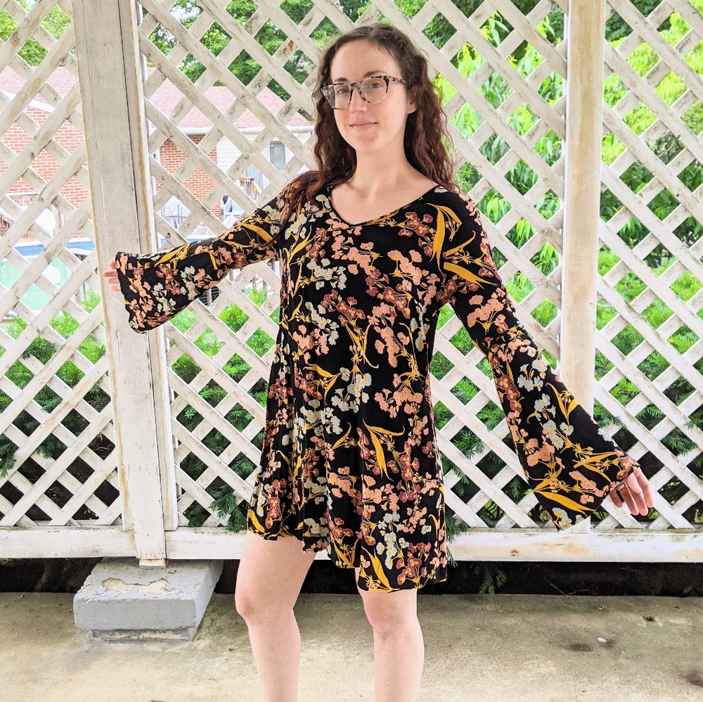 Black floral bell sleeved boho dress - Picture 1 of 6